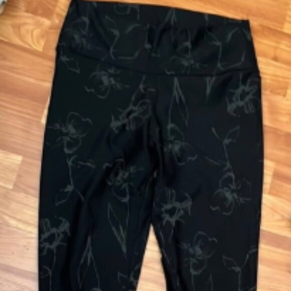 Fabletics High Waisted Black Floral Print Leggings - Picture 1 of 3